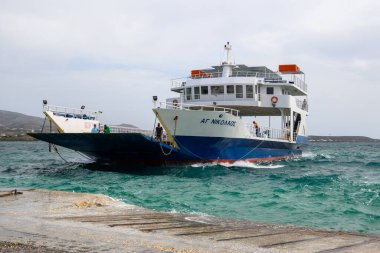 Antiparos, Yunanistan - 28 Eylül 2020: İki adayı birbirine bağlayan feribot: Cyclades 'deki Paros ve Antiparos. Ege Denizi, Yunanistan