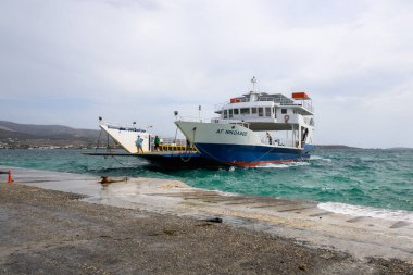 Antiparos, Yunanistan - 28 Eylül 2020: İki adayı birbirine bağlayan feribot: Cyclades 'deki Paros ve Antiparos. Ege Denizi, Yunanistan