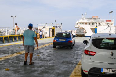 Paros, Yunanistan - 28 Eylül 2020: Yaz sezonu boyunca Paros adasında feribotlar feribottan ayrılıyor. Cyclades, Yunanistan