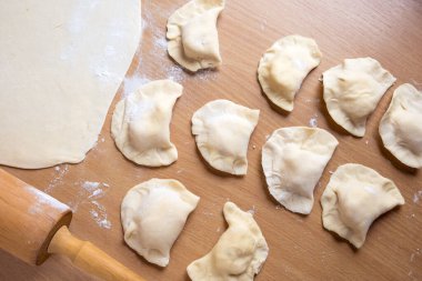 Tahtada çiğ börek. Geleneksel ev yemeği