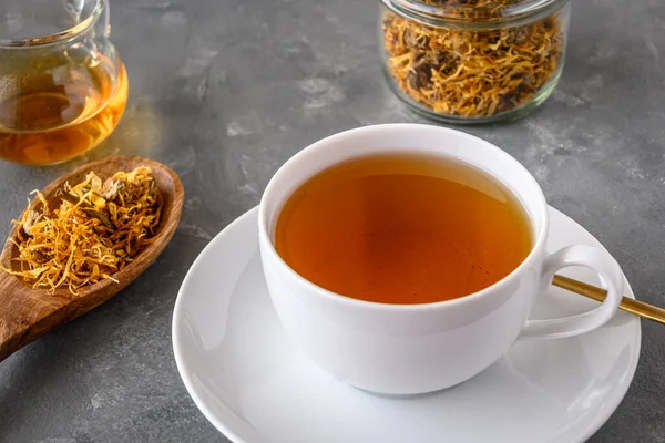 Календула Чай Белой Чашке Травяной Чай Сушеными Цветами Мэриголд — стоковое фото