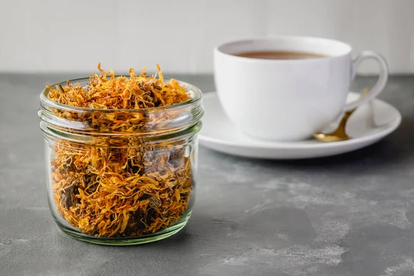 Травяной Чай Сушеными Цветами Мэриголд Календула Чай Белой Чашке — стоковое фото