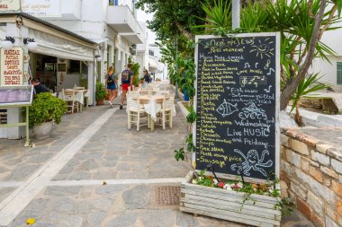 Paros, Yunanistan - 28 Eylül 2020: Yunan gıda ürünleriyle birlikte kadife restoran menüsü imzası. Paros Adası. Kiklad. Yunanistan.