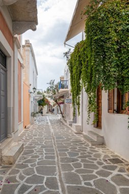 Paros, Yunanistan - 28 Eylül 2020: Paros adasındaki Parikia kasabasındaki Yunan kaldırım taşı caddesi.