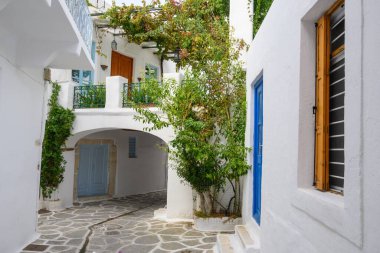 Paros adasındaki güzel Parikia Eski Kasabası 'nda geleneksel Yunan beyazlatılmış mimarisi. Cyclades, Yunanistan
