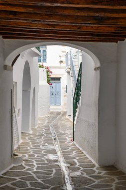 Paros adasındaki güzel Parikia Eski Kasabası 'nda geleneksel Yunan beyazlatılmış caddesi. Cyclades, Yunanistan