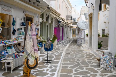 Paros, Yunanistan - 28 Eylül 2020: Paros Adası 'ndaki Parikia Eski Kasabası' nda beyazlatılmış asfalt ile Yunan caddesi. Cyclades, Yunanistan