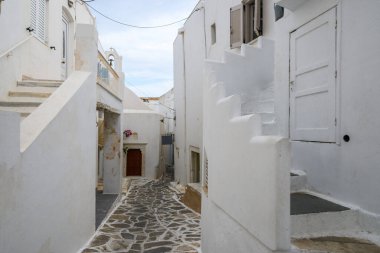 Paros Adası 'ndaki güzel Parikia' da beyazlatılmış mimarisi olan bir Yunan caddesi. Cyclades, Yunanistan