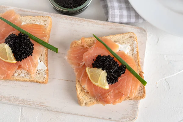 Pan Tostado Aperitivo Con Queso Cremoso Salmón Caviar Negro — Foto de Stock