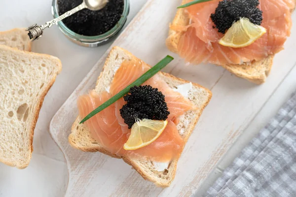 Appetizer Pão Torrado Com Queijo Cremoso Salmão Caviar Preto — Fotografia de Stock