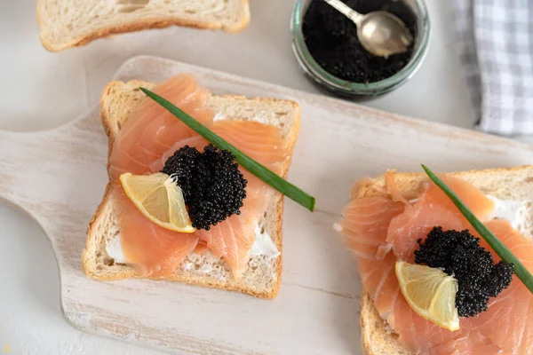 Appetizer Pão Torrado Com Queijo Cremoso Salmão Caviar Preto — Fotografia de Stock