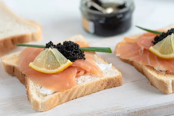 Appetizer Pão Torrado Com Queijo Cremoso Salmão Caviar Preto — Fotografia de Stock