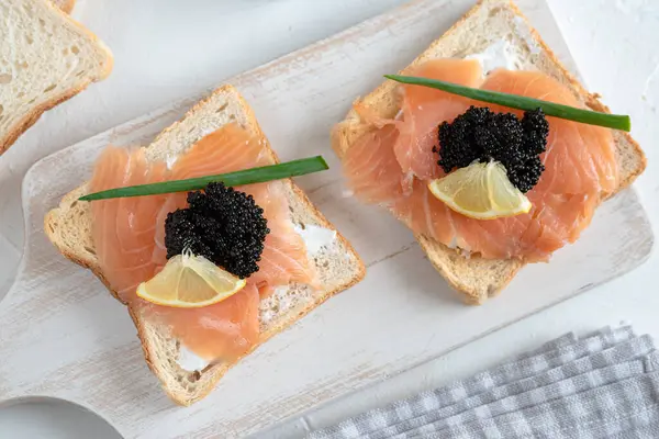 Appetizer Pão Torrado Com Queijo Cremoso Salmão Caviar Preto — Fotografia de Stock