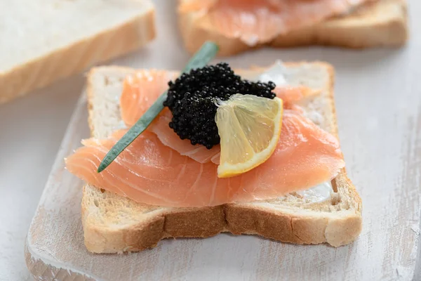 Pan Tostado Aperitivo Con Queso Cremoso Salmón Caviar Negro — Foto de Stock