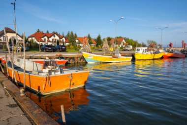 Krynica Morska, Polonya - 15 Mayıs 2021: Gdansk Körfezi 'nin suları arasında Vistula Spit' te yer alan Krinica Morska balıkçılık limanı. Polonya