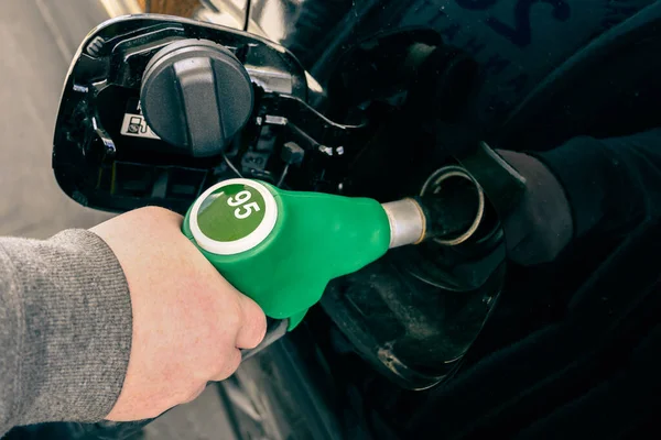 Een Man Die Benzine Pompt Een Auto Bij Een Tankstation — Stockfoto