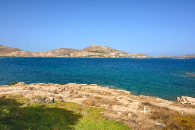 Naoussa köyünde mavi kristal suları olan güzel bir koy. Paros Adası, Yunanistan