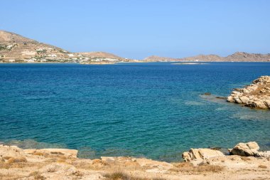Naoussa köyünde mavi kristal suları olan güzel bir koy. Paros Adası, Yunanistan