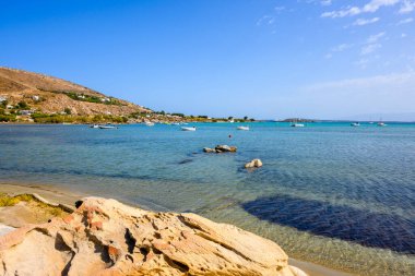 Mavi kristal suları olan güzel bir koy. Paros Adası, Yunanistan
