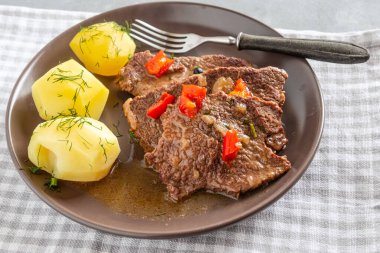 Ev yapımı et, et suyu ve patates.