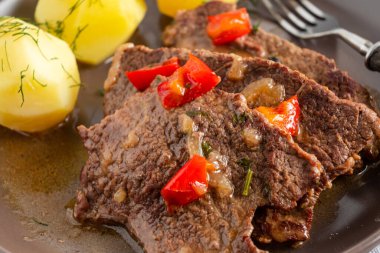 Ev yapımı et, et suyu ve patates.