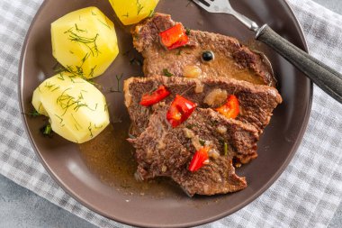 Ev yapımı et, et suyu ve patates.