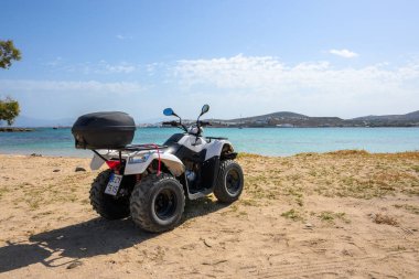 Paros, Yunanistan - 29 Eylül 2020: Paros adasındaki Kolymbithres plajına park edilmiş kuad, Kiklad, Yunanistan