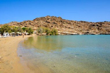 Paros, Yunanistan - 29 Eylül 2020: Manastır (Agios Ioannis Manastırı 'nın plajı) kayalık tepelerle çevrili küçük bir kayalık koyda yer almaktadır. Paros Adası, Kiklad, Yunanistan