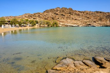 Monastiri Sahili (Agios Ioannis Manastırı 'nın plajı) kayalık tepelerle çevrili küçük bir kayalık koyda bulunur. Paros Adası, Kiklad, Yunanistan