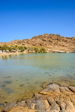 Monastiri Sahili (Agios Ioannis Manastırı 'nın plajı) kayalık tepelerle çevrili küçük bir kayalık koyda bulunur. Paros Adası, Kiklad, Yunanistan