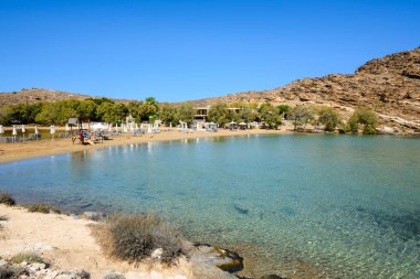 Paros, Yunanistan - 29 Eylül 2020: Manastır (Agios Ioannis Manastırı 'nın plajı) kayalık tepelerle çevrili küçük bir kayalık koyda yer almaktadır. Paros Adası, Kiklad, Yunanistan