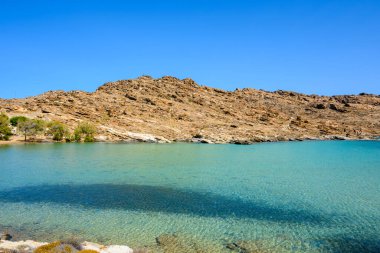 Agios Ioannis Körfezi 'ndeki turkuaz ve kristal suyu olan Monastiri plajı. Paros Adası, Kiklad, Yunanistan