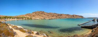 Paros, Yunanistan - 29 Eylül 2020: Manastır (Agios Ioannis Manastırı 'nın plajı) kayalık tepelerle çevrili küçük bir kayalık koyda yer almaktadır. Paros Adası, Kiklad, Yunanistan