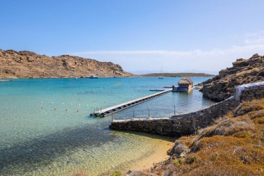 Monastiri Sahili (Agios Ioannis Manastırı 'nın plajı) kayalık tepelerle çevrili küçük bir kayalık koyda bulunur. Paros Adası, Kiklad, Yunanistan