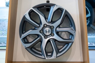 Gdansk, Polonya - 5 Haziran 2021: Araba galerisindeki Honda alaşımlı tekerleği kapatın