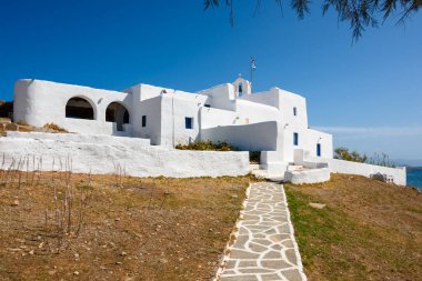 Paros 'un kuzeybatısındaki Agios Ioannis Detis Kilisesi, Monastiri sahilinin kayalık sahillerinde. Cyclades Adaları, Yunanistan