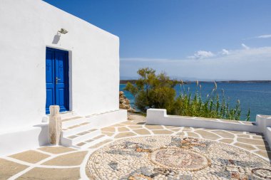 Paros 'taki deniz koyuna bakan Agios Ioannis Detis Kilisesi. Cyclades Adaları, Yunanistan