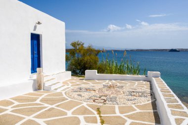 Paros 'ta mozaik kaldırımlı Agios Ioannis Detis Kilisesi. Cyclades Adaları, Yunanistan