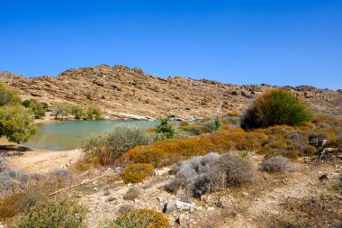 Agios Ioannis Körfezi 'ndeki Monastiri plajının manzarası. Paros Adası, Kiklad, Yunanistan