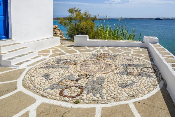 装饰希腊鹅卵石马赛克和海景 帕洛斯的Agios Ioannis Detis教堂 希腊Cyclades群岛 — 图库照片