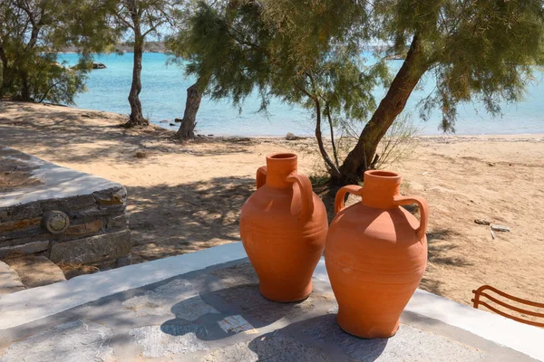 典型的希腊粘土花瓶在海滩上 希腊Cyclades Paros岛 — 图库照片