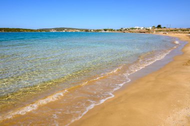 Xifara plajı, kristal deniz suyuyla kıyı şeridi manzarası. Paros Adası. Kiklad. Yunanistan.