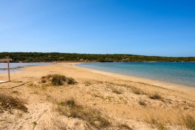 Stefano Sahili, Paros Adası 'nı Oikonomou Adası' na bağlayan bir kum şeridiyle. Bu tenha sahil Naoussa ve Santa Maria arasında yer almaktadır. Cyclades, Yunanistan