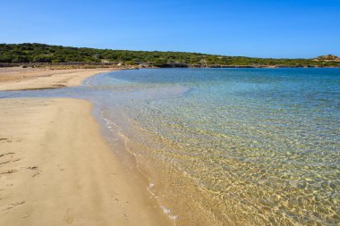 Stefano Sahili, Paros Adası 'nı Oikonomou Adası' na bağlayan bir kum şeridiyle. Bu tenha sahil Naoussa ve Santa Maria arasında yer almaktadır. Cyclades, Yunanistan