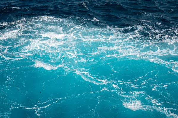 Turkuaz Okyanus Suyu Arka Planı Denizin Yüzeyinde Mavi Köpüklü Deniz — Stok fotoğraf
