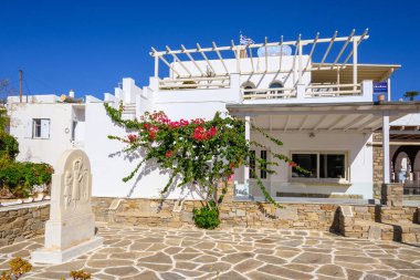 Paros, Yunanistan - 29 Eylül 2020: Paros adasının doğu kıyısındaki bir kıyı ve turizm beldesi olan Piso Livadi 'de beyaz Kiklad mimarisi. Cyclades, Yunanistan