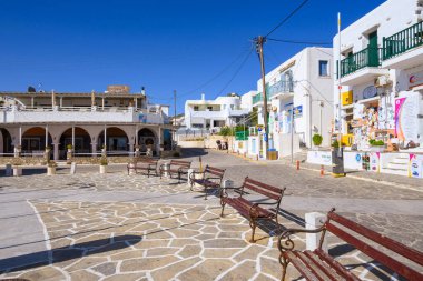 Paros, Yunanistan - 29 Eylül 2020: Piso Livadi, Paros adasının doğu kıyısında pek çok tesisi bulunan pitoresk bir tatil beldesi. Cyclades, Yunanistan