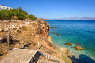 Kristal berrak suyla kayalık bir sahile adım atıyor. Piso Livadi, Paros Adası, Kiklad Adaları, Yunanistan