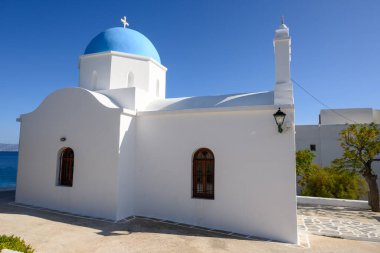 Beyazlatılmış mavi kubbe Piso Livadi 'deki Yunan kilisesi, Paros Adası, Cyclades, Yunanistan