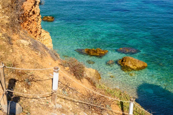 Playa Rocosa Con Agua Cristalina Esmeralda Piso Livadi Isla Paros — Foto de Stock